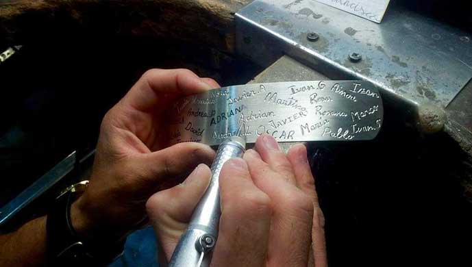 Grabado de dibujos, joyas personalizadas por Crisol Artesanos, Murcia