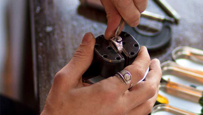 Restauración de joyas antiguas y rediseño en Crisol Artesanos en Murcia