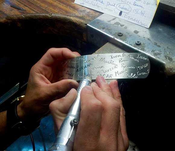 Piezas únicas, grabado de dibujos en joyería artesanal en Murcia por Crisol Joyas de Autor